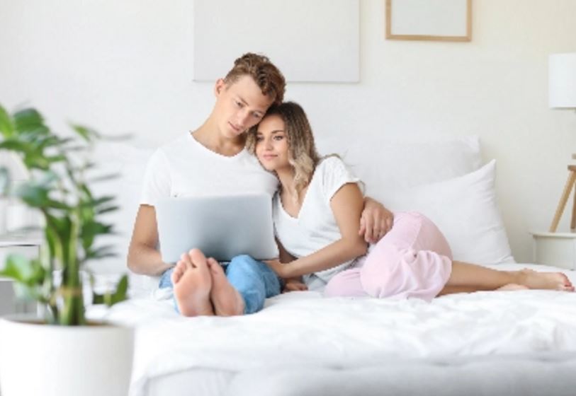 没钱买房是不是应该趁早分手，没钱分手