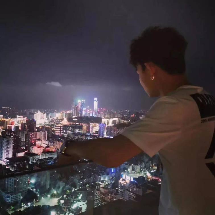 追女生聊天约会案例:在七夕当天愉快玩耍后，她穿上衣服悄悄离开…